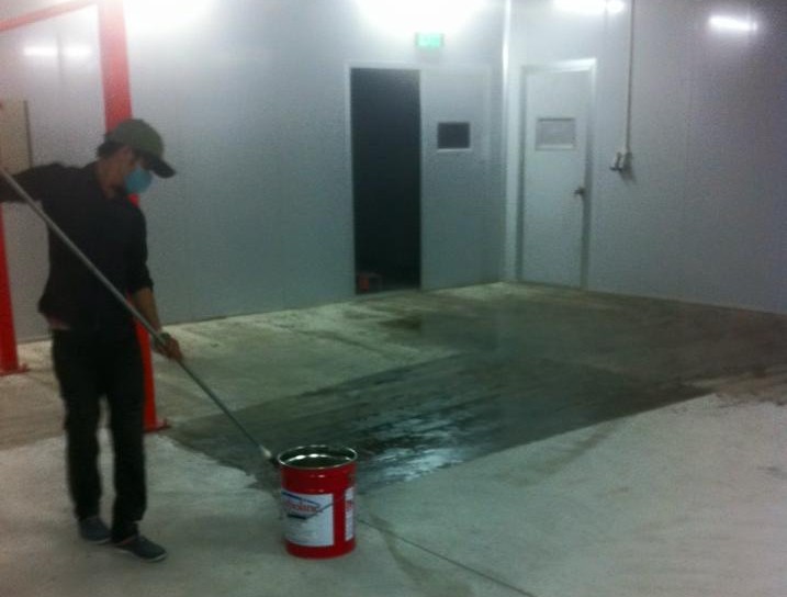 Quy trình thi công sơn epoxy tự san phẳng cho nền bê tông